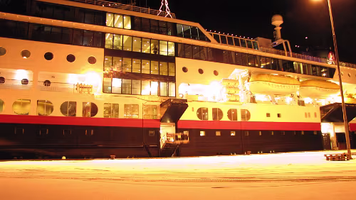 Øksfjord – Hammerfest – Karasjok – Tana bru – Berlevåg Die M/S Midnatsol läuft ein