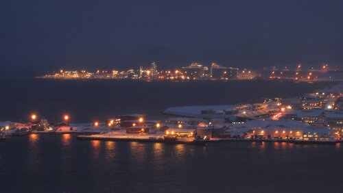Berlevåg – Tromsø Melkøya (deutsch „Milchinsel“). Auf ihr wurde eine Anlage zur Lagerung und Verarbeitung von Erdgas vom Erdgasfeld Snøhvitfeltet (norwegisch das...
