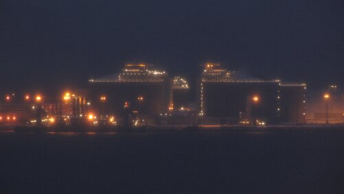 Berlevåg – Tromsø Melkøya (deutsch „Milchinsel“). Auf ihr wurde eine Anlage zur Lagerung und Verarbeitung von Erdgas vom Erdgasfeld Snøhvitfeltet (norwegisch das...