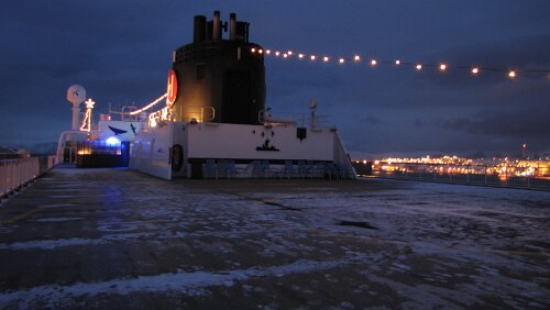 Berlevåg – Tromsø Das „Sonnendeck“. Im Vordergund die große Fläche kann als Hubschrauberlandeplatz dienen