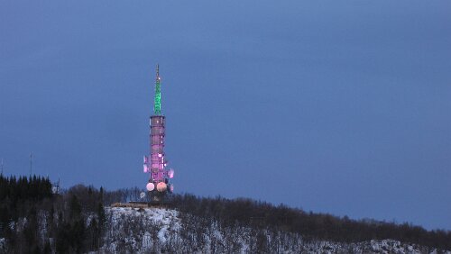 Tromsø – Harstad – Narvik Der Turm wird mit unterschiedlichen Farben iluminiert
