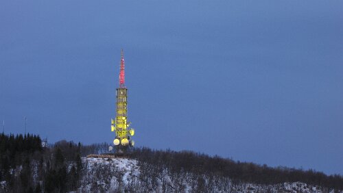 Tromsø – Harstad – Narvik Der Turm wird mit unterschiedlichen Farben iluminiert