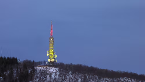 Tromsø – Harstad – Narvik Der Turm wird mit unterschiedlichen Farben iluminiert
