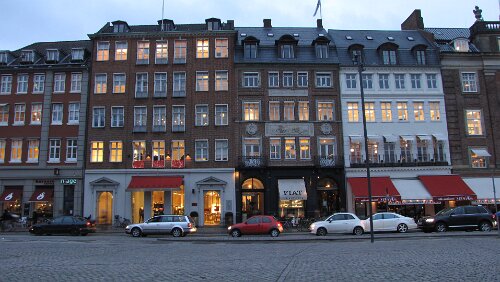 Boden C – Stockholm C – København H Der Kongens Nytorv (dänisch, Königlicher Neuer Markt) ist der größte Platz in der Innenstadt von Kopenhagen in Dänemark.