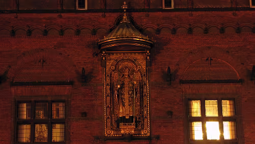 Boden C – Stockholm C – København H Absalon (* 1128 in Fjenneslev in Dänemark; &dagger; 21. März 1201 in Sorø auf Seeland in Dänemark) war Bischof. Platte am København Rådhus