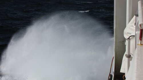 Odder – Sandnes Das Schiff schwankt eher mäßig, dabei kann man sich an bestimmten Stellen auf Deck vor lauter Sturm kaum aufhalten