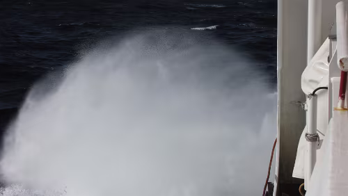 Odder – Sandnes Das Schiff schwankt eher mäßig, dabei kann man sich an bestimmten Stellen auf Deck vor lauter Sturm kaum aufhalten