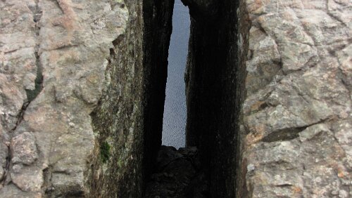 Preikestolen Durch einen Felsspalt fällt der Blick fast 600 m in die Tiefe