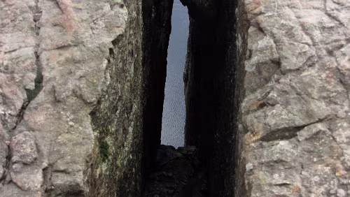 Preikestolen Durch einen Felsspalt fällt der Blick fast 600 m in die Tiefe