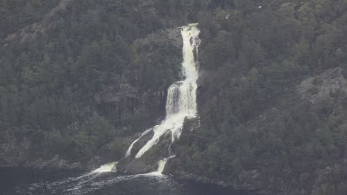 Preikestolen Wenn es viel regnet, laufen die Wasserfälle auch wie geschmiert