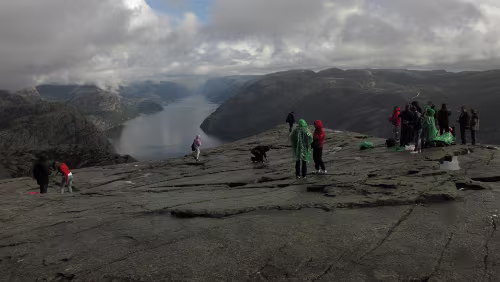 Preikestolen Trotz des eher bescheidenen Wetters ist die Kanzel gut besucht