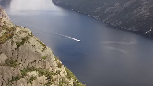 Preikestolen Das könnte eines der Ausflugsboote sein, die von Stavanger aus zu einer Tour durch den Lysefjorden aufbrechen
