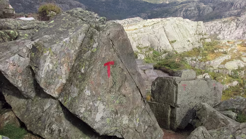Preikestolen „T“ ist das Zeichen des Wanderweges