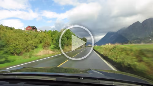 Sandnes – Fotlandsvåg Auf der 550 am Sørfjord, vorbei an Obstgärten