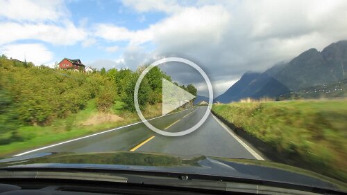 Sandnes – Fotlandsvåg Auf der 550 am Sørfjord, vorbei an Obstgärten