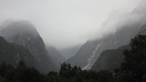 Fotlandsvåg – Flåm – Flåmsbana Blick in das Nærøydalen von Stalheim aus. Leider schüttet es wie aus Eimern