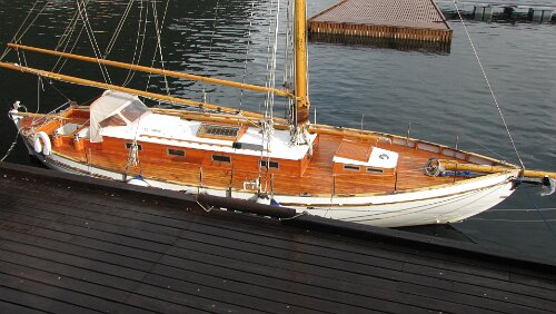 Fotlandsvåg – Flåm – Flåmsbana Segelboot direkt vor Flåm Marina & Apartments