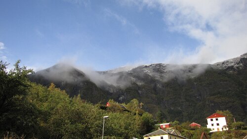Fotlandsvåg – Flåm – Flåmsbana Die Regenwolken verziehen sich, ab einer bestimmten Höhe hat es bereits geschneit