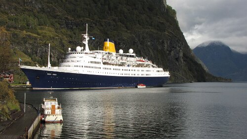 Fotlandsvåg – Flåm – Flåmsbana Blick vom Flåm Marina & Apartments auf die im Hafen liegende Saga Ruby