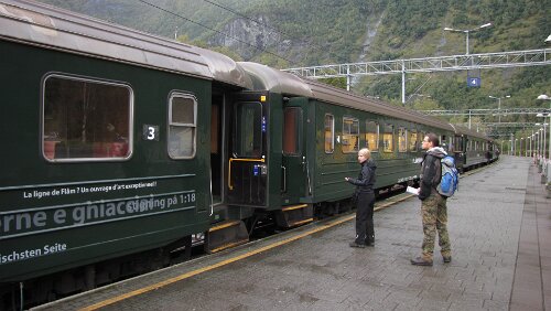 Fotlandsvåg – Flåm – Flåmsbana Alles einsteigen bitte. Der Zug ist fast leer