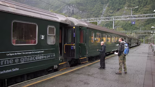 Fotlandsvåg – Flåm – Flåmsbana Alles einsteigen bitte. Der Zug ist fast leer