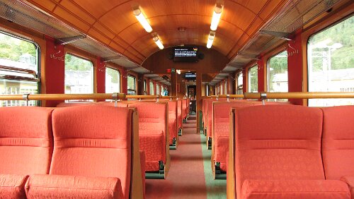 Fotlandsvåg – Flåm – Flåmsbana Das ist nicht etwa die erste Klasse, so sehen alle Wagen von innen aus