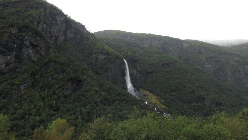 Fotlandsvåg – Flåm – Flåmsbana Ein großer Wasserfall