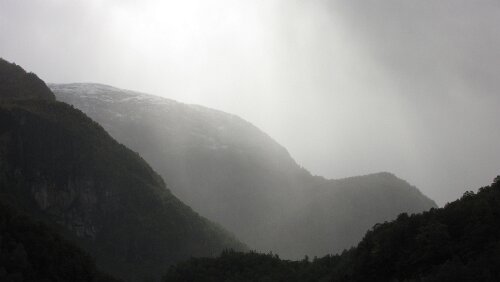 Fotlandsvåg – Flåm – Flåmsbana Teilweise herrscht eine düstere Stimmung