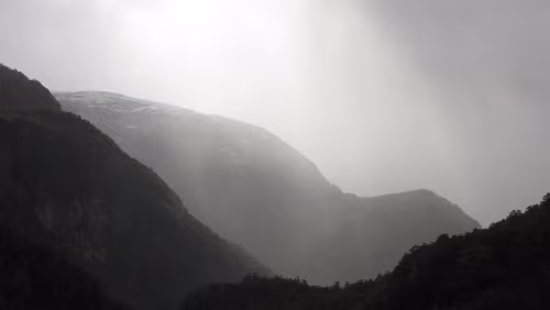 Fotlandsvåg – Flåm – Flåmsbana Teilweise herrscht eine düstere Stimmung