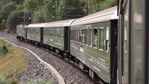 Fotlandsvåg – Flåm – Flåmsbana Die Haltestelle Berekvam, die einzige Stelle an denen sich zwei Züge begegnen können