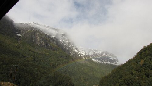 Fotlandsvåg – Flåm – Flåmsbana … und da kommt die Sonne plötzlich durch, mit schönem Regenbogen