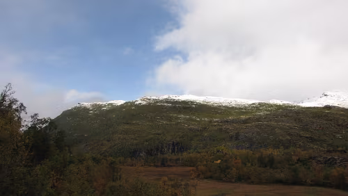 Fotlandsvåg – Flåm – Flåmsbana Blick von der Haltestelle Reinunga in Richtung Haltestelle Vatnahalsen