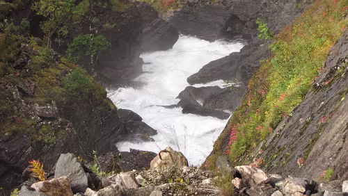 Fotlandsvåg – Flåm – Flåmsbana Der Kjosfossen-Wasserfall unterhalb der Haltestelle