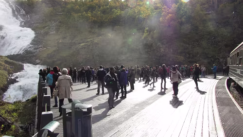 Fotlandsvåg – Flåm – Flåmsbana Der Halteplatz Kjosfossen liegt etwa vier Kilometer von der Bahnstation Myrdal entfernt in einer Höhe von 670 Metern über dem Meer