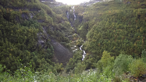 Fotlandsvåg – Flåm – Flåmsbana Der Rallarvegen, mit bis zu 18% Gefälle, auf einer Schotterpiste. Nix für Warmduscher 😎 Oben der Myrdalsfossen.