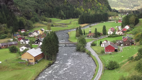 Fotlandsvåg – Flåm – Flåmsbana Flåm und Flåm kyrkje aus dem Jahre 1670