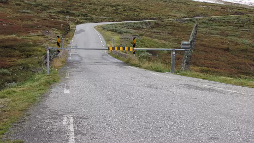 Fotlandsvåg – Flåm – Flåmsbana Wie bereits in Aurland angekündigt ist die Straße über das Aurlandsfjellet gesperrt