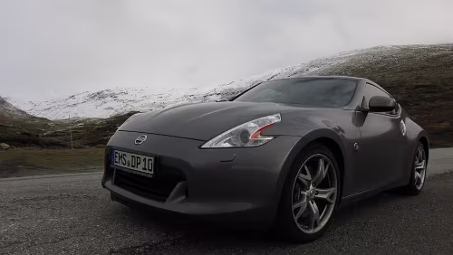 Fotlandsvåg – Flåm – Flåmsbana 370Z an der Sperre die die Weiterfahrt über das Aurlandsfjellet verhindert