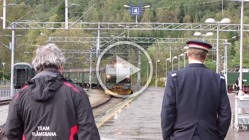 Fotlandsvåg – Flåm – Flåmsbana Ein Zug fährt ein in Flåm stasjon