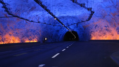 Flåm – Briksdalsbre – Briksdalsbreen Eine der drei beleuchteten Hallen im Lærdalstunnel