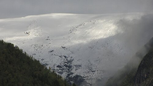 Flåm – Briksdalsbre – Briksdalsbreen Schneebedeckte Berge bei Fjærland am Sognefjord