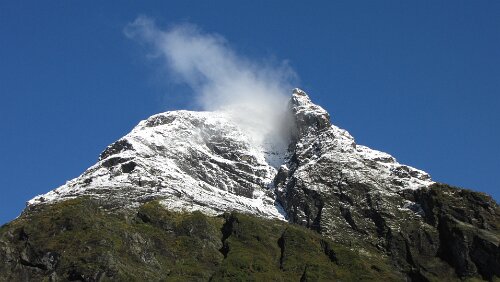 Flåm – Briksdalsbre – Briksdalsbreen Schneebedeckte Bergspitze links des Bøyabreen