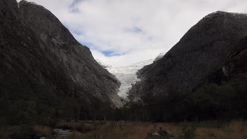 Flåm – Briksdalsbre – Briksdalsbreen Erster Blick auf den Briksdalsbreen, ein westlicher Nebenarm des größten Festlandsgletschers in Europa, des Jostedalsbreen