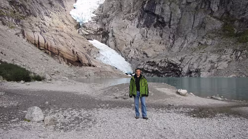 Flåm – Briksdalsbre – Briksdalsbreen Markus am Briksdalsbreen, mit Gletschersee
