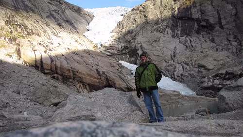 Flåm – Briksdalsbre – Briksdalsbreen Markus am Briksdalsbreen, mit Gletschersee