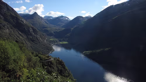 Briksdalsbre – Dalsnibba – Geiranger – Trollstiegen – Trondheim Geiranger, Geirangerfjorden. An den Bergen Vinsåshornet (1,343 m), Rundegga (1,615 m), Dalsnibba (1,476 m) und Flydalshornet (1,191 m) von der Adlerstraße aus...