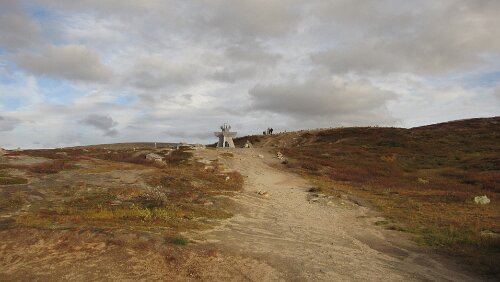 Trondheim – Bognes Wegweiser mit Schildern der einzelnen norwegischen Verwaltungsprovinzen (Fylker)