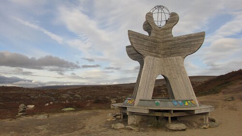 Trondheim – Bognes Wegweiser mit Schildern der einzelnen norwegischen Verwaltungsprovinzen (Fylker)