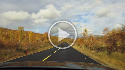 Trondheim – Bognes Die letzten Meter bis zum Polarkreis. Bei Minute 02:08 komme ich exakt an dem Schlagbaum vorbei, an dem ich 2020 fast 4 Stunden warten musste, nämlich hier .