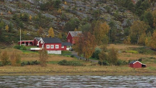 Bognes – Tromsø – Hurtigrute MS Nordkapp Häuser am Hafen von Bognes